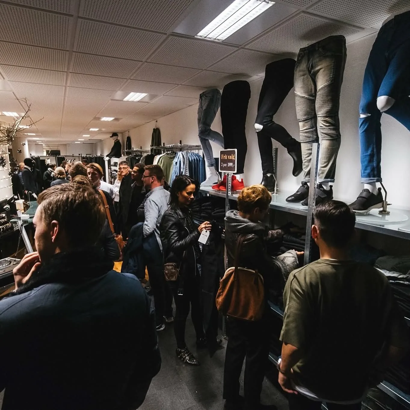 Kunder står i kø hos Søren Bælum og Styled i den fysiske butik.